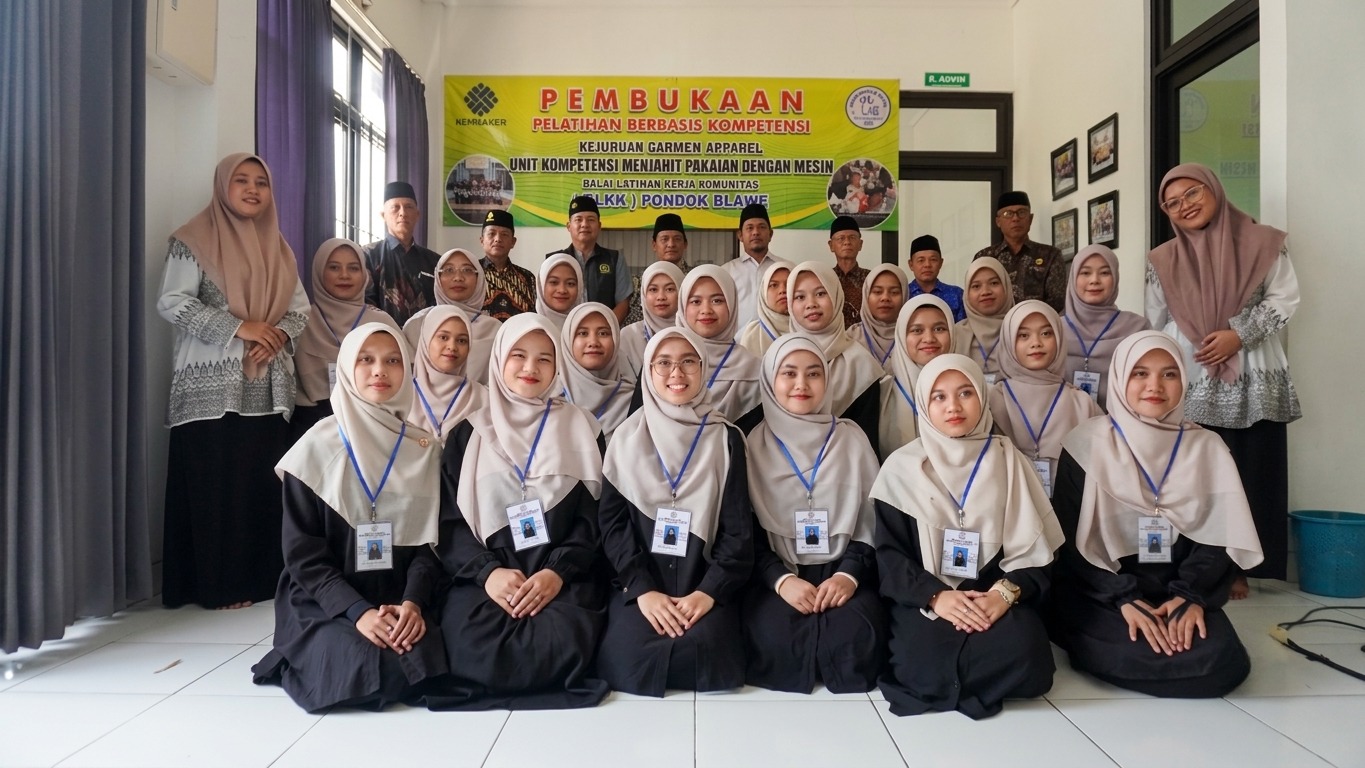 Peserta pelatihan menjahit BLKK Miftahul Huda Blawe