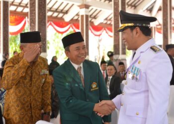 Sekretaris DPD LDII Sidoarjo Hariman Dana Sasmita menyalami Bupati Sidoarjo Subandi usai upacara HUT ke-81 RI, Senin (17/8/2026). Foto: LINES Sidaorjo