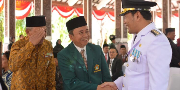 SekretarisLDIISidoarjoHarimanBersamaBupati | LDII JAWA TIMUR Sekretaris DPD LDII Sidoarjo Hariman Dana Sasmita menyalami Bupati Sidoarjo Subandi usai upacara HUT ke 81 RI Senin 1782026 Foto LINES Sidaorjo
