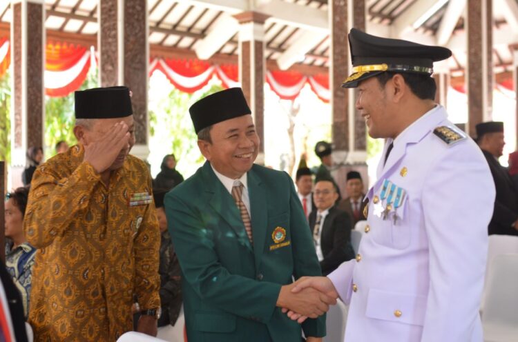 Sekretaris DPD LDII Sidoarjo Hariman Dana Sasmita menyalami Bupati Sidoarjo Subandi usai upacara HUT ke 81 RI Senin 1782026 Foto LINES Sidaorjo