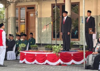 Ketua Dewan Pembina Yayasan Minhajurrosyidin KH Abu Sa’id memimpin upacara peringatan HUT ke-81 RI di Ponpes Minhajurrosyidin, Senin (17/8/2026). Foto: LINES Gresik