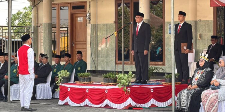 UpacaraHUTKe81RILDIIGresik | LDII JAWA TIMUR Ketua Dewan Pembina Yayasan Minhajurrosyidin KH Abu Said memimpin upacara peringatan HUT ke 81 RI di Ponpes Minhajurrosyidin Senin 1782026 Foto LINES Gresik