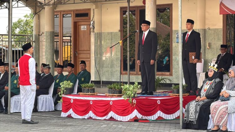 Ketua Dewan Pembina Yayasan Minhajurrosyidin KH Abu Said memimpin upacara peringatan HUT ke 81 RI di Ponpes Minhajurrosyidin Senin 1782026 Foto LINES Gresik