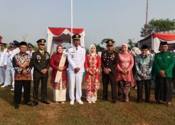Ketua PC LDII Tarik Adi Kurniawan bersama unsur Forkopimcam dan tokoh masyarakat usai upacara HUT ke-81 RI di Lapangan Desa Tarik, Senin (17/8/2026). Foto: LINES Sidoarjo