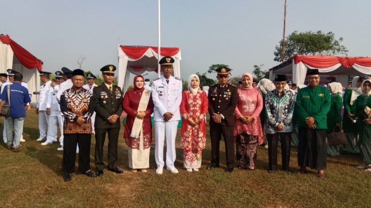 UpacaraperingatanHUTKe81RIdiKecamatanTarikSidoarjo | LDII JAWA TIMUR Ketua PC LDII Tarik Adi Kurniawan bersama unsur Forkopimcam dan tokoh masyarakat usai upacara HUT ke 81 RI di Lapangan Desa Tarik Senin 1782026 Foto LINES Sidoarjo