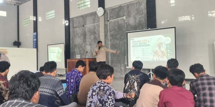 WakilSekretarisDPDLDIILamonganKartono | LDII JAWA TIMUR Pemuda LDII Karanggeneng menggelar Seminar Pengenalan Profesi bertajuk Mau Jadi Apa Kamu Minggu 168 Foto LINES Lamongan