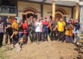 Warga LDII bersama tokoh masyarakat bergotong royong membersihkan lingkungan Masjid Hasan Bashir, Kelurahan Sananwetan, Kota Blitar, dalam rangka Gerakan Bersih-Bersih Masjid (GEBER MAS), Senin (10/8/2026). Foto: LINES Blitar