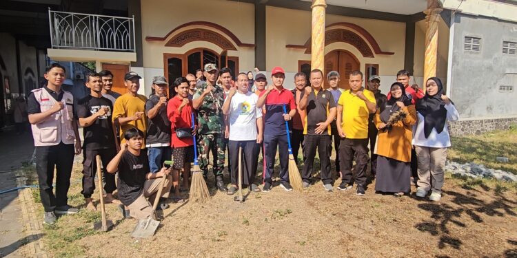 WargaLDIIBlitarSemarakkanGeberMas2026 | LDII JAWA TIMUR Warga LDII bersama tokoh masyarakat bergotong royong membersihkan lingkungan Masjid Hasan Bashir Kelurahan Sananwetan Kota Blitar dalam rangka Gerakan Bersih Bersih Masjid GEBER MAS Senin 1082026 Foto LINES Blitar