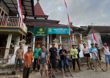 Warga LDII Kutorejo bergotong royong membersihkan Masjid Baitul Huda pada Senin (10/8/2026) dalam kegiatan GEBER MAS. Foto: LINES Banyuwangi