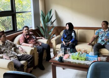 DPD LDII Kabupaten Gresik menerima kunjungan BSI Kantor Cabang Kartini untuk memperkuat kemitraan pengembangan ekonomi syariah dan UMKM, Jumat (31/7/2026). Foto: LINES Gresik
