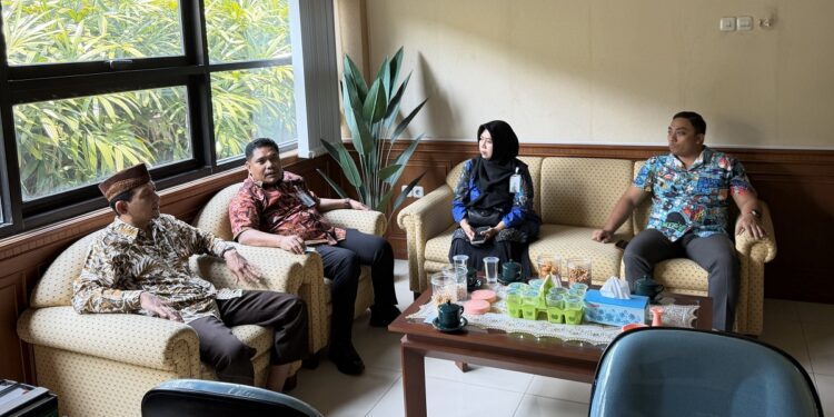 DPD LDII Kabupaten Gresik menerima kunjungan BSI Kantor Cabang Kartini untuk memperkuat kemitraan pengembangan ekonomi syariah dan UMKM Jumat 3172026 Foto LINES Gresik
