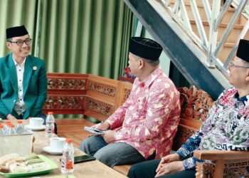 Ketua DPD LDII Banyuwangi Heri Sudjatmiko kiri menyambut Ketua BAZNAS Banyuwangi Dwi Yanto Rabu 582026 membahas penguatan komunikasi dan peluang kolaborasi pelayanan umat Foto LINES Banyuwangi