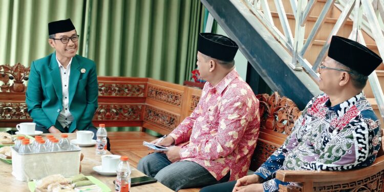 baznasbanyuwangikunjungildii | LDII JAWA TIMUR Ketua DPD LDII Banyuwangi Heri Sudjatmiko kiri menyambut Ketua BAZNAS Banyuwangi Dwi Yanto Rabu 582026 membahas penguatan komunikasi dan peluang kolaborasi pelayanan umat Foto LINES Banyuwangi