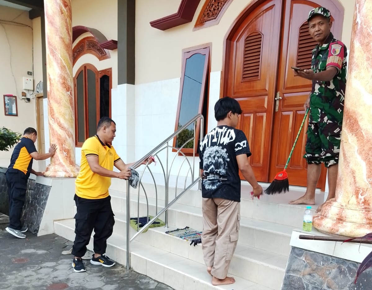 bersihbersihmasjidwargaldiiblitar | LDII JAWA TIMUR Warga LDII bersama Personel TNI dan Polri bergotong royong membersihkan Masjid Hasan Bashir