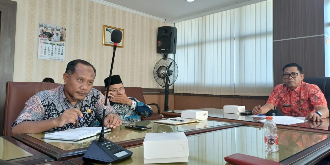 Koordinator Substansi Bina Mental Spiritual Biro Kesra Jatim Kaboel Widodo kanan memimpin rapat persiapan peringatan Maulid Nabi Muhammad SAW di ruang rapat Sekretaris Daerah Provinsi Jawa Timur Kamis 2082026 Foto LINES Jatim