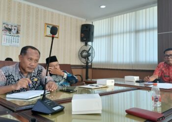 Koordinator Substansi Bina Mental Spiritual Biro Kesra Jatim Kaboel Widodo kanan memimpin rapat persiapan peringatan Maulid Nabi Muhammad SAW di ruang rapat Sekretaris Daerah Provinsi Jawa Timur Kamis 2082026 Foto LINES Jatim