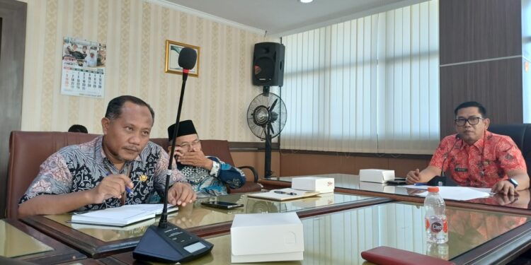 birokesrajatimgelarrapatpersipanmaulidnabi | LDII JAWA TIMUR Koordinator Substansi Bina Mental Spiritual Biro Kesra Jatim Kaboel Widodo kanan memimpin rapat persiapan peringatan Maulid Nabi Muhammad SAW di ruang rapat Sekretaris Daerah Provinsi Jawa Timur Kamis 2082026 Foto LINES Jatim