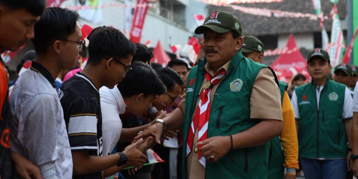 bupatinganjukikutijalansehatjasbekelponpesalubaidah | LDII JAWA TIMUR Bupati Nganjuk Marhaen Djumadi menyapa para peserta dalam kegiatan Jalan Sehat Bersama Keluarga Jasbekel di Ponpes Al Ubaidah Kertosono Nganjuk Sabtu 2982026 Foto PID Al Ubaidah