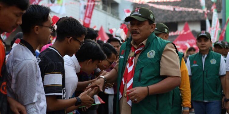 bupatinganjukikutijalansehatjasbekelponpesalubaidah | LDII JAWA TIMUR Bupati Nganjuk Marhaen Djumadi menyapa para peserta dalam kegiatan Jalan Sehat Bersama Keluarga Jasbekel di Ponpes Al Ubaidah Kertosono Nganjuk Sabtu 2982026 Foto PID Al Ubaidah