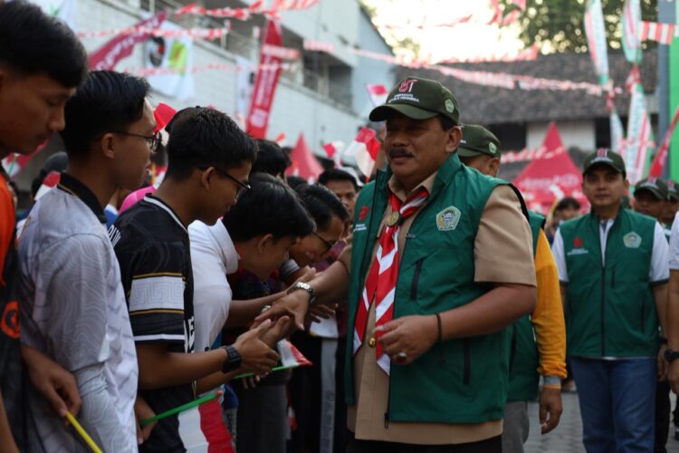 Bupati Nganjuk Marhaen Djumadi menyapa para peserta dalam kegiatan Jalan Sehat Bersama Keluarga Jasbekel di Ponpes Al Ubaidah Kertosono Nganjuk Sabtu 2982026 Foto PID Al Ubaidah