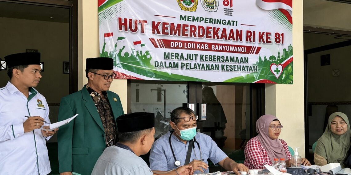 Ketua DPD LDII Banyuwangi Heri Sujatmiko memantau jalannya pemeriksaan kesehatan gratis dalam kegiatan pengajian lansia Minggu 982026 Foto LINES Banyuwangi
