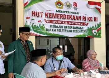 Ketua DPD LDII Banyuwangi Heri Sujatmiko memantau jalannya pemeriksaan kesehatan gratis dalam kegiatan pengajian lansia Minggu 982026 Foto LINES Banyuwangi