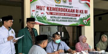 Ketua DPD LDII Banyuwangi Heri Sujatmiko memantau jalannya pemeriksaan kesehatan gratis dalam kegiatan pengajian lansia Minggu 982026 Foto LINES Banyuwangi