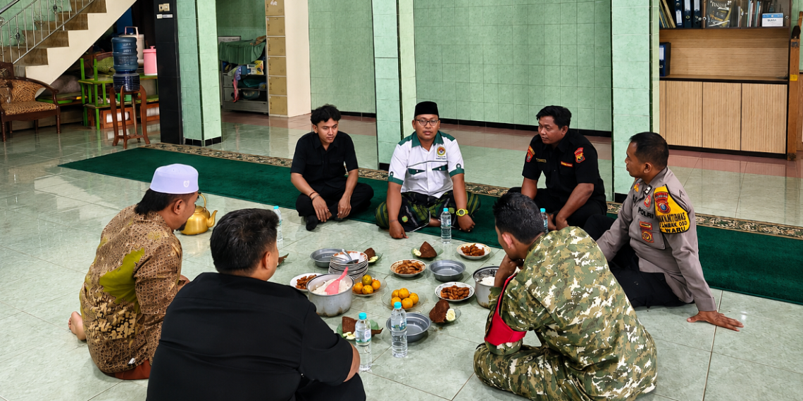 PAC LDII Tambak Oso bersama TNI Polri dan Senkom Mitra Polri memperkuat sinergi menjaga keamanan dan ketertiban masyarakat Jumat 78 Foto LINES Sidoarjo