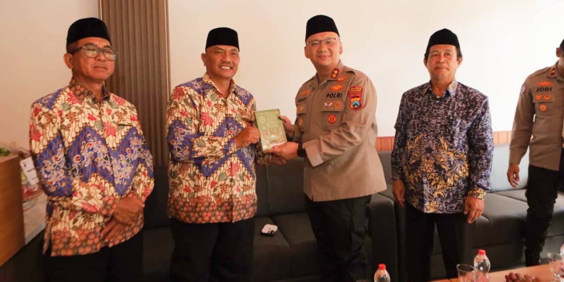 apolres Lamongan AKBP Adhytiawarman Gautama Putra dan Ketua DPD LDII Lamongan Agus Yudi memperkuat sinergi kamtibmas Jumat 782026 Foto LINES Lamongan