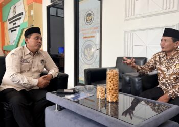 Ketua DPD LDII Kabupaten Gresik Khusnul Hamidi berdiskusi dengan Kepala Kantor Kemenhaj Gresik Lulus terkait penguatan pembinaan calon jamaah haji, Rabu (29/7/2026). LINES Gresik