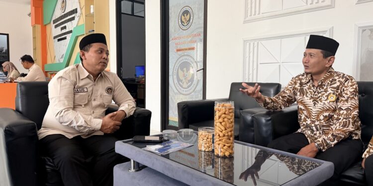kemenhajgresikterimasilaturahimldii | LDII JAWA TIMUR Ketua DPD LDII Kabupaten Gresik Khusnul Hamidi berdiskusi dengan Kepala Kantor Kemenhaj Gresik Lulus terkait penguatan pembinaan calon jamaah haji Rabu 2972026 LINES Gresik