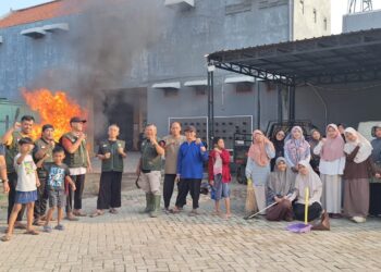 Warga Pimpinan Anak Cabang (PAC) LDII Bandar Kidul bersama guru, pengurus, dan santri Pondok Pesantren Nurul Hakim Al Fatah menggelar kerja bakti nasional di lingkungan pesantren, Kediri, Minggu (16/8). Foto: LINES Kediri