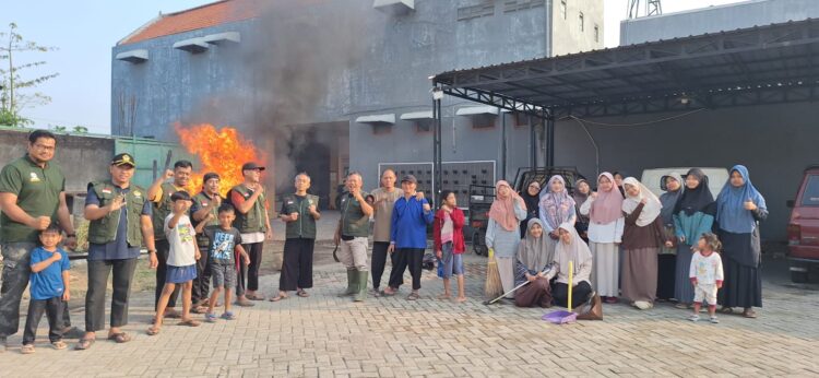 kerjabaktiwargaldiihutke81ri | LDII JAWA TIMUR Warga Pimpinan Anak Cabang PAC LDII Bandar Kidul bersama guru pengurus dan santri Pondok Pesantren Nurul Hakim Al Fatah menggelar kerja bakti nasional di lingkungan pesantren Kediri Minggu 168 Foto LINES Kediri
