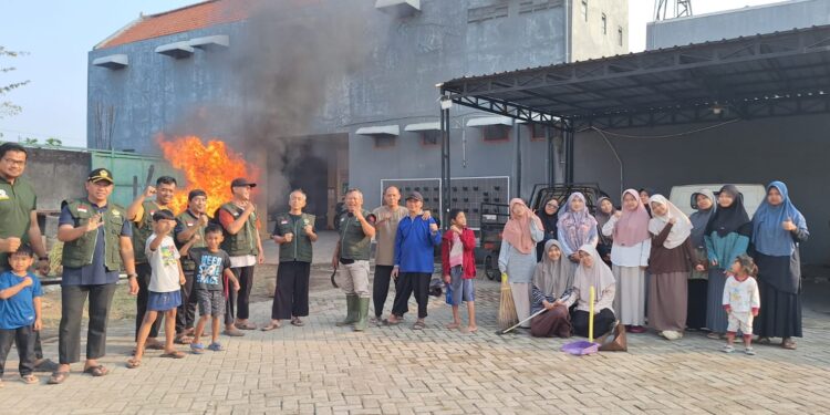 kerjabaktiwargaldiihutke81ri | LDII JAWA TIMUR Warga Pimpinan Anak Cabang PAC LDII Bandar Kidul bersama guru pengurus dan santri Pondok Pesantren Nurul Hakim Al Fatah menggelar kerja bakti nasional di lingkungan pesantren Kediri Minggu 168 Foto LINES Kediri