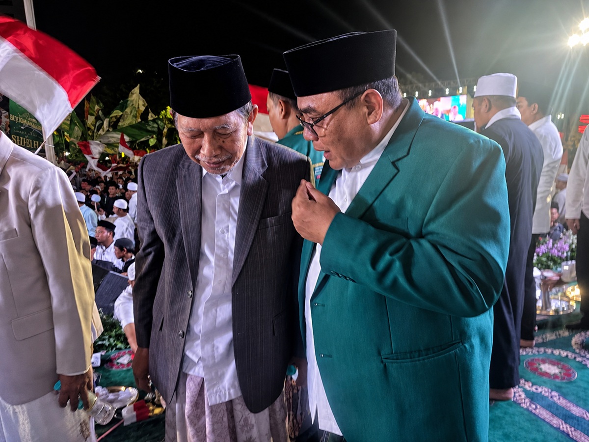 Ketua DPW LDII Jawa Timur Moch Amrodji Konawi bersama Ketua Umum MUI Jatim Kiai Abd Halim Soebahar