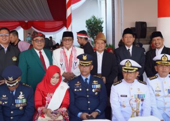 Ketua DPW LDII Jawa Timur Moch Amrodji Konawi dua dari kiri mengikuti peringatan HUT ke 81 Kemerdekaan RI bersama sejumlah tokoh dan peserta upacara di Gedung Negara Grahadi Surabaya Senin 1782026 Foto LINES Jatim