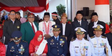 Ketua DPW LDII Jawa Timur Moch Amrodji Konawi dua dari kiri mengikuti peringatan HUT ke 81 Kemerdekaan RI bersama sejumlah tokoh dan peserta upacara di Gedung Negara Grahadi Surabaya Senin 1782026 Foto LINES Jatim