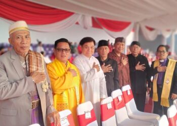 Ketua DPD LDII Kota Kediri Agung Riyanto (tiga dari kanan) mengabadikan momen bersama tokoh lintas agama pada Upacara HUT ke-81 RI di Stadion Brawijaya, Senin (17/8/2026). Foto: LINES Kediri