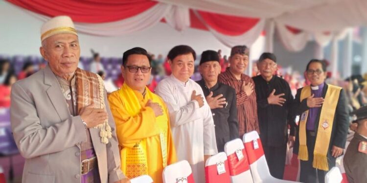 ketualdiikediriagungriyanto | LDII JAWA TIMUR Ketua DPD LDII Kota Kediri Agung Riyanto tiga dari kanan mengabadikan momen bersama tokoh lintas agama pada Upacara HUT ke 81 RI di Stadion Brawijaya Senin 1782026 Foto LINES Kediri