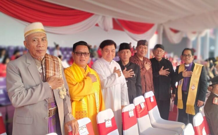 ketualdiikediriagungriyanto | LDII JAWA TIMUR Ketua DPD LDII Kota Kediri Agung Riyanto tiga dari kanan mengabadikan momen bersama tokoh lintas agama pada Upacara HUT ke 81 RI di Stadion Brawijaya Senin 1782026 Foto LINES Kediri