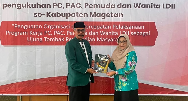 ketualdiimagetanbersamabupati | LDII JAWA TIMUR Bupati Magetan Nanik Endang Rusminiarti menerima majalah NUANSA dari Ketua DPD LDII Magetan Joko Pramono