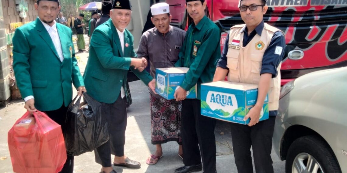 ldiimalangdukungmuktamarnu | LDII JAWA TIMUR Pengurus LDII Kabupaten Malang menyerahkan bantuan makanan dan minuman kepada rombongan PCNU Kabupaten Malang sebagai bekal perjalanan menghadiri Muktamar Ke 35 NU di Jombang Kamis 278 Foto LINES Malang