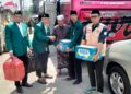 Pengurus LDII Kabupaten Malang menyerahkan bantuan makanan dan minuman kepada rombongan PCNU Kabupaten Malang sebagai bekal perjalanan menghadiri Muktamar Ke-35 NU di Jombang, Kamis (27/8). Foto: LINES Malang