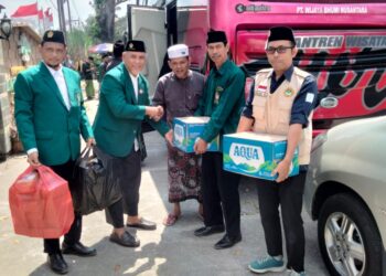 ldiimalangdukungmuktamarnu | LDII JAWA TIMUR Pengurus LDII Kabupaten Malang menyerahkan bantuan makanan dan minuman kepada rombongan PCNU Kabupaten Malang sebagai bekal perjalanan menghadiri Muktamar Ke 35 NU di Jombang Kamis 278 Foto LINES Malang