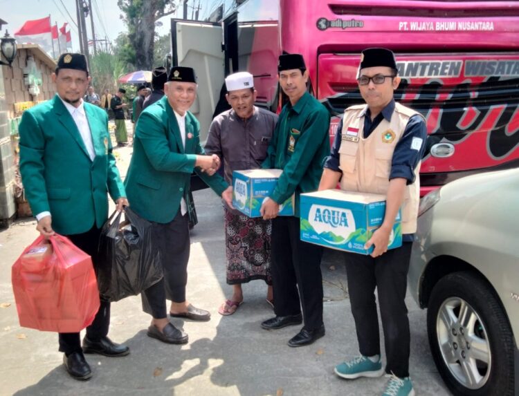 Pengurus LDII Kabupaten Malang menyerahkan bantuan makanan dan minuman kepada rombongan PCNU Kabupaten Malang sebagai bekal perjalanan menghadiri Muktamar Ke 35 NU di Jombang Kamis 278 Foto LINES Malang
