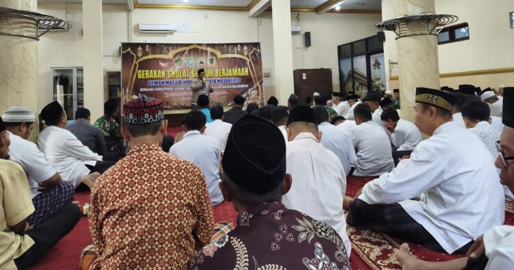 ldiimojokertomenjadituanrumahshalatsubuhberjamaahforkopimda | LDII JAWA TIMUR LDII Kota Mojokerto menjadi tuan rumah Shalat Subuh berjamaah lintas organisasi di Masjid Al Hikmah untuk mempererat silaturahim Minggu 3082026 Foto LINES Mojokerto