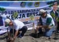 Ketua DPW LDII Jawa Timur KH Amrodji Konawi dan Asisten II Sekretariat Daerah Kabupaten Banyuwangi Bidang Perekonomian dan Pembangunan Suratno menanam pohon mangrove di area Pantai Cemara Minggu 2382026 pagi Dok LINES Jatim