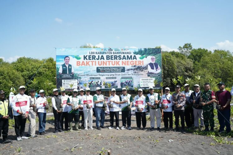 Penanaman 1000 bibit mangrove di Pantai Cemara Banyuwangi Minggu 2382026 pagi Dok LINES Jatim