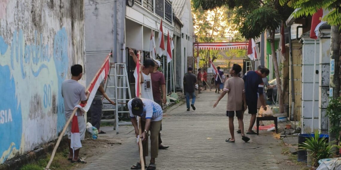 pacldiitawangsarikerjabaktisambuthutke81ri | LDII JAWA TIMUR Warga PAC LDII Tawangsari Sidoarjo bergotong royong membersihkan lingkungan dan memasang bendera Merah Putih serta umbul umbul pada Minggu 2 Agustus 2026 menyambut HUT ke 81 RI Foto LINES Sidoarjo
