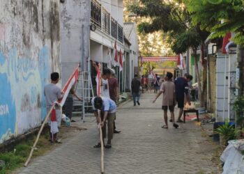 pacldiitawangsarikerjabaktisambuthutke81ri | LDII JAWA TIMUR Warga PAC LDII Tawangsari Sidoarjo bergotong royong membersihkan lingkungan dan memasang bendera Merah Putih serta umbul umbul pada Minggu 2 Agustus 2026 menyambut HUT ke 81 RI Foto LINES Sidoarjo